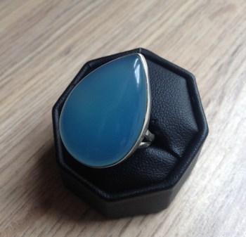 Zilveren ring grote druppelvorm blauwe Chalcedoon maat 17.5 mm